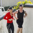 Le chanteur Ronan Keating et sa nouvelle petite amie Storm Uechtritz font un footing à Sydney, en Australie, le 17 août 2013.