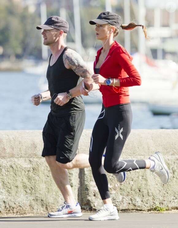 Ronan Keating et sa nouvelle petite amie Storm Uechtritz aperçus en pleine séance de footing à Sydney, en Australie, le 17 août 2013.