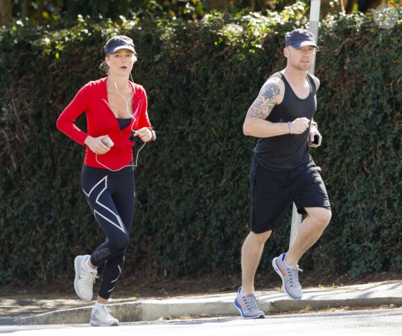 Ronan Keating fait un footing avec sa nouvelle girlfriend Storm Uechtritz à Sydney, en Australie, le 17 août 2013.