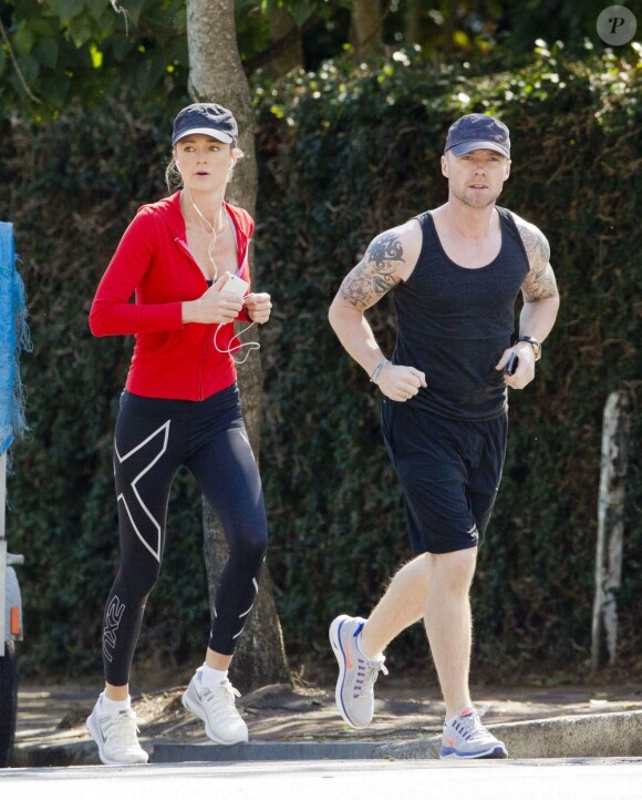 Ronan Keating et sa nouvelle petite amie Storm Uechtritz font un footing à Sydney, en Australie, le 17 août 2013.