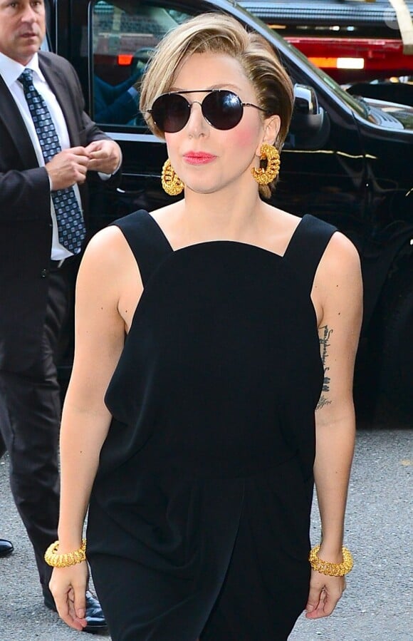 Lady Gaga arrive à la station de radio Z100 à New York, le 19 août 2013.