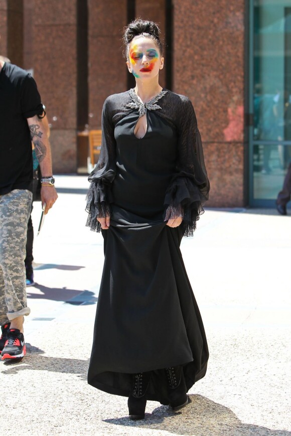 Lady Gaga en robe Saint Laurent (collection printemps-été 2013) et de bottines Alaïa à Los Angeles, le 12 août 2013.