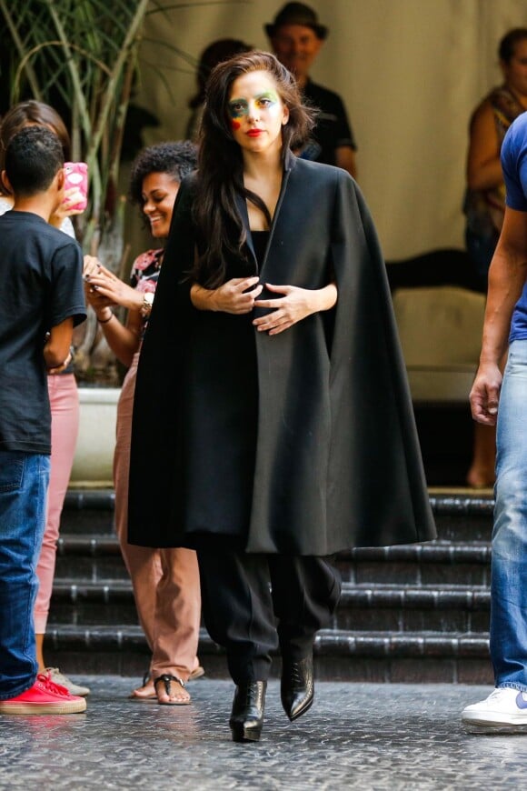 Lady Gaga, habillée d'une cape à manteau à manches ouvertes et de bottines Saint Laurent à Los Angeles, le 14 août 2013.