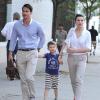 Julianna Margulies et son mari Keith Lieberthal se promènent avec leur fils Kieran à New York, le 20 août 2013.