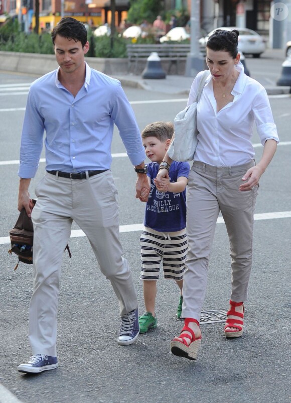 Julianna Margulies se baladent avec son mari Keith Lieberthal et leur fils Kieran à New York, le 20 août 2013.