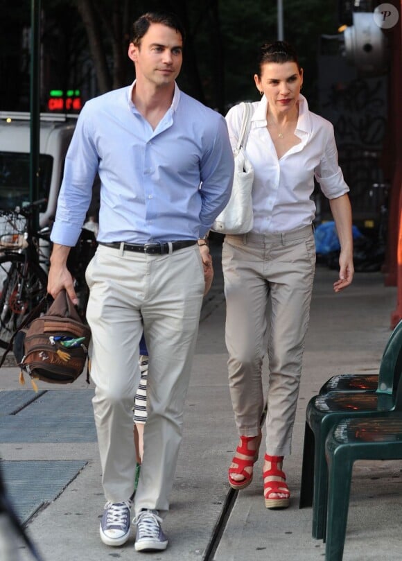 Julianna Margulies et son mari Keith Lieberthal se promènent avec leur fils Kieran dans les rues de New York, le 20 août 2013.