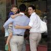 Julianna Margulies et son mari Keith Lieberthal se promènent avec leur fils Kieran à New York, le 20 août 2013.
