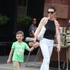 Julianna Margulies et son fils Kieran Lieberthal dans les rues de New York, le 21 juillet 2013.
