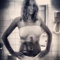 Laury Thilleman : Un moule du buste de la Miss France des plus sexy !