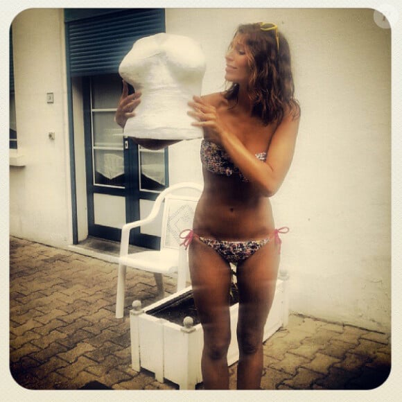 Laury Thilleman dévoile son buste moulé pour l'association Keep a Breast en août 2013