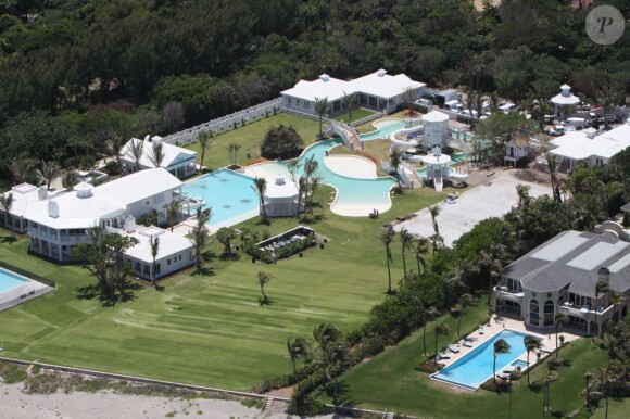 La chanteuse Céline Dion met en vente sa magnifique maison de Jupiter Island, en Floride, pour la somme de 72,5 millions de dollars.