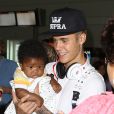 Justin Bieber attentionné avec un nourrisson, à l'aéroport de Fort Lauderdale, en Floride, le 16 août 2013.