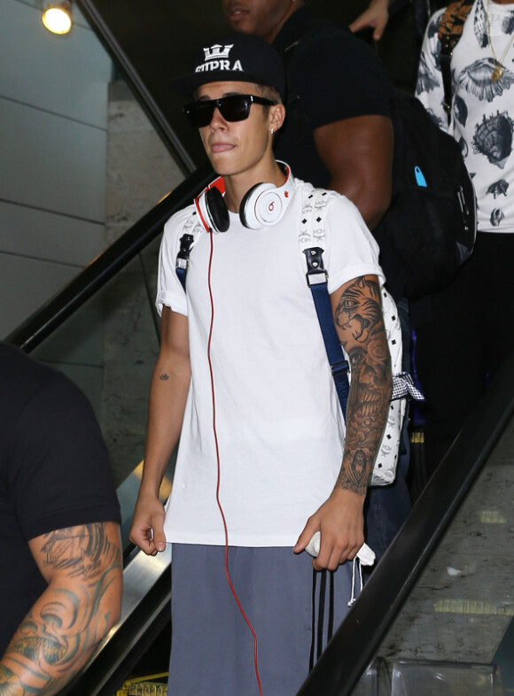 Justin Bieber atterrit d'un vol, à l'aéroport de Fort Lauderdale, en Floride, le 16 août 2013.