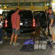 Des contrôles approfondis sont effectués sur les bagages de Justin Bieber à l'aéroport de Fort Lauderdale, en Floride, le 16 août 2013.