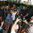 Justin Bieber pose avec des fans, à l'aéroport de Fort Lauderdale, en Floride, le 16 août 2013.
