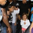 Justin Bieber pose avec des fans, à l'aéroport de Fort Lauderdale, en Floride, le 16 août 2013.