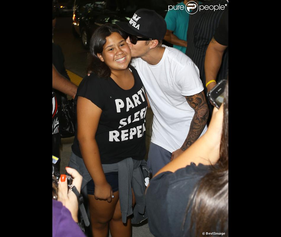 Justin Bieber pose avec des fans, à l&#039;aéroport de Fort Lauderdale, en Floride, le 16 août 2013.