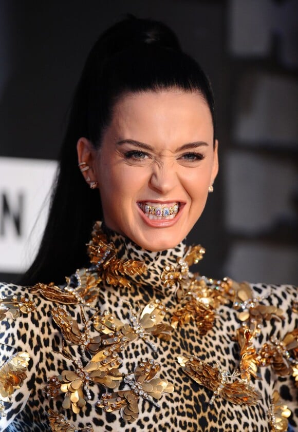 Katy Perry montre ses jolies grills lors des MTV Video Music Awards au Barclays Center. Brooklyn, le 25 août 2013.