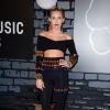 Miley Cyrus porte un ensemble vintage Dolce & Gabbana et des sandales Giuseppe Zanotti lors des MTV Video Music Awards au Barclays Center. Brooklyn, le 25 août 2013.