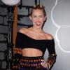 Miley Cyrus porte un ensemble vintage Dolce & Gabbana et des sandales Giuseppe Zanotti lors des MTV Video Music Awards au Barclays Center. Brooklyn, le 25 août 2013.