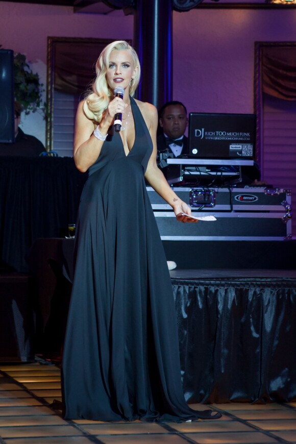 Jenny McCarthy et Donnie Wahlberg à une soirée de charité de Danse avec les stars, à St. Charles dans l'Illinois. La belle blonde présentait la soirée.