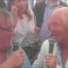 Gérard Depardieu chante avec le maire d'Estaimpuis lors de son barbecue à Néchin le 24 août 2013.
