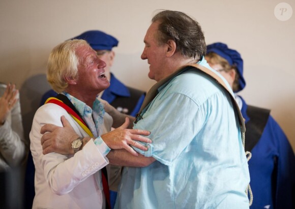 Gérard Depardieu fait citoyen d'honneur d'Estaimpuis par le maire le 24 août 2013.
