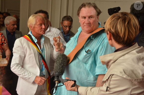 Gérard Depardieu fait citoyen d'honneur d'Estaimpuis par le maire du village le 24 août 2013.