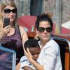 Sandra Bullock débarque en Italie avec son adorable fils Louis, pour le 70e festival du film de Venise, le 27 août 2013.