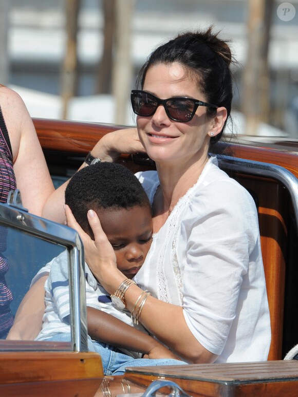 Sandra Bullock débarque en Italie avec son fils Louis, pour le 70e festival du film de Venise, le 27 août 2013.