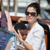 Sandra Bullock débarque en Italie avec son fils Louis, pour le 70e festival du film de Venise, le 27 août 2013.
