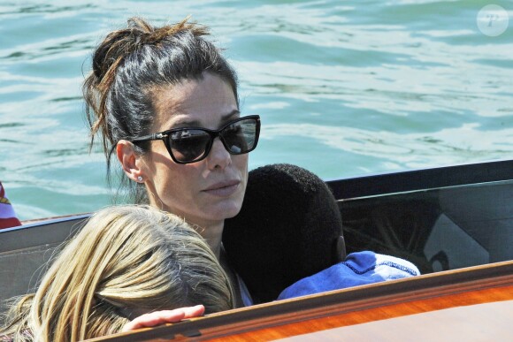 La jolie Sandra Bullock débarque en Italie avec son fils Louis, pour le 70e festival du film de Venise, le 27 août 2013.