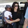 Sandra Bullock et son fils Louis à l'aéroport de Los Angeles, le 22 août 2013.