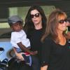 Sandra Bullock et son fils Louis à l'aéroport de Los Angeles, le 22 août 2013.