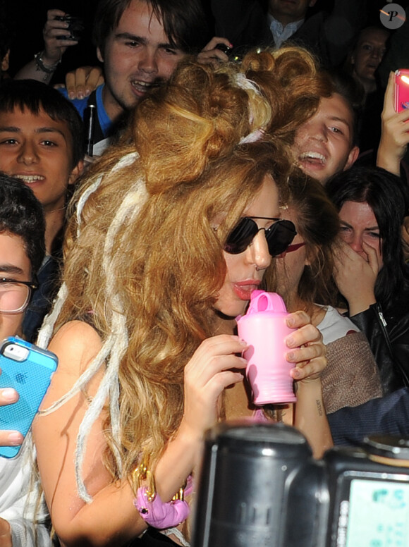 La sirène Lady Gaga à la sortie de son palace londonien, le 27 août 2013.
