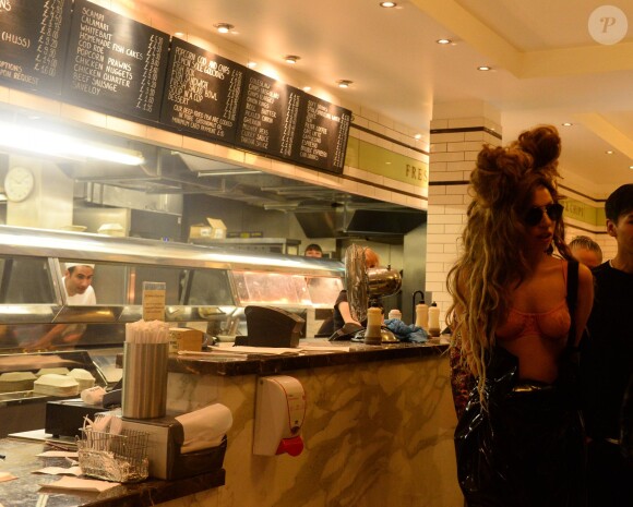 Lady Gaga au "Sea Shell of Lisson Grove", un resturant spécialisé dans les fruits de mer à Londres, le 27 aout 2013.