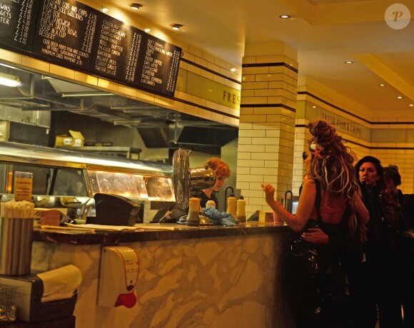 Lady Gaga au "Sea Shell of Lisson Grove", un resturant spécialisé dans les fruits de mer à Londres, le 27 aout 2013.