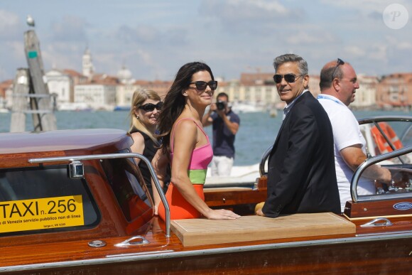 Sandra Bullock et George Clooney arrivent en bateau au 70e festival du film de Venise, le 28 août 2013.