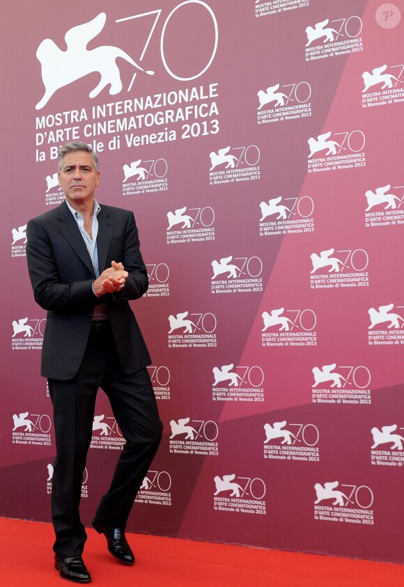 George Clooney arrive au photocall du film Gravity au 70e festival du film de Venise, le 28 août 2013.