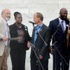 Les chanteurs Peter Yarrow et Noel (Paul) Stookey avec les parents de feu Trayvon Martin lors de la commémoration du 50e anniversaire de la marche de Washington au sein de la capitale des Etats-Unis le 28 août 2013