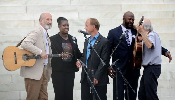 Les chanteurs Peter Yarrow et Noel (Paul) Stookey avec les parents de feu Trayvon Martin lors de la commémoration du 50e anniversaire de la marche de Washington au sein de la capitale des Etats-Unis le 28 août 2013