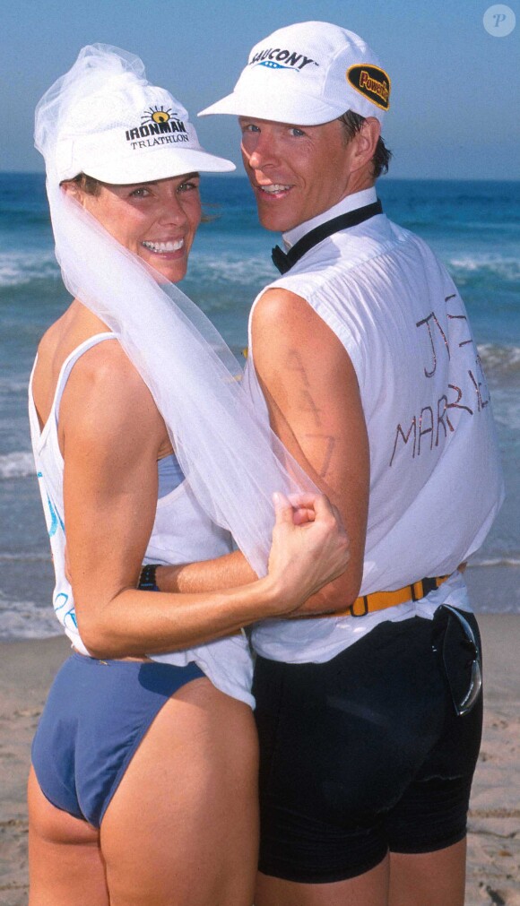 Alexandra Paul et Ian Murray le lendemain de leur mariage à Los Angeles le 19 septembre 2000.