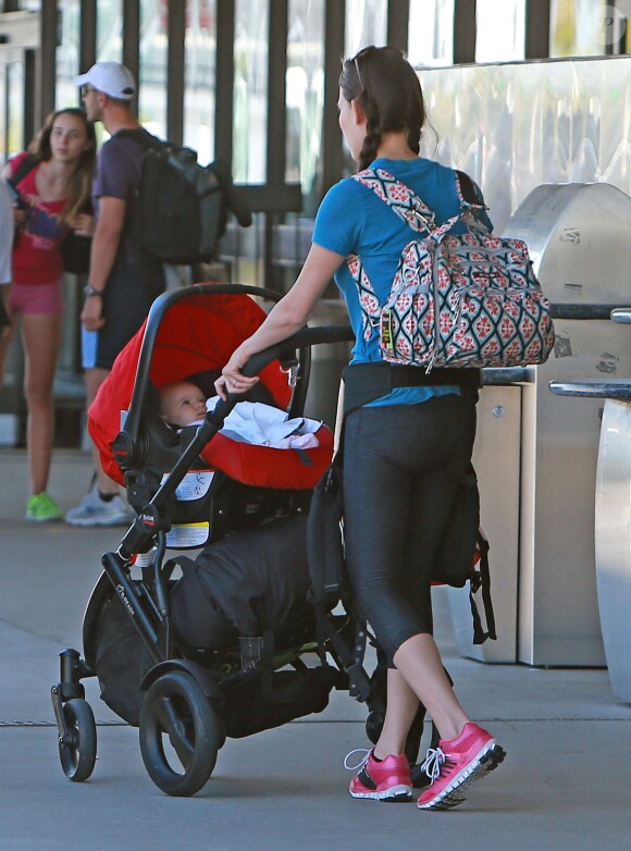 Exclusif - Ian Zierin accompagné de sa femme Erin Ludwig et de leurs filles Penna et Mia arrivent à l'aéroport de Los Angeles, le 29 août 2013.