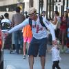 Exclusif - Ian Ziering, sa femme Erin Ludwig et leurs filles Penna et Mia arrivent à l'aéroport de Los Angeles, le 29 août 2013.