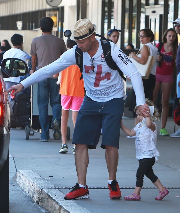 Exclusif - Ian Ziering, sa femme Erin Ludwig et leurs filles Penna et Mia arrivent à l'aéroport de Los Angeles, le 29 août 2013.