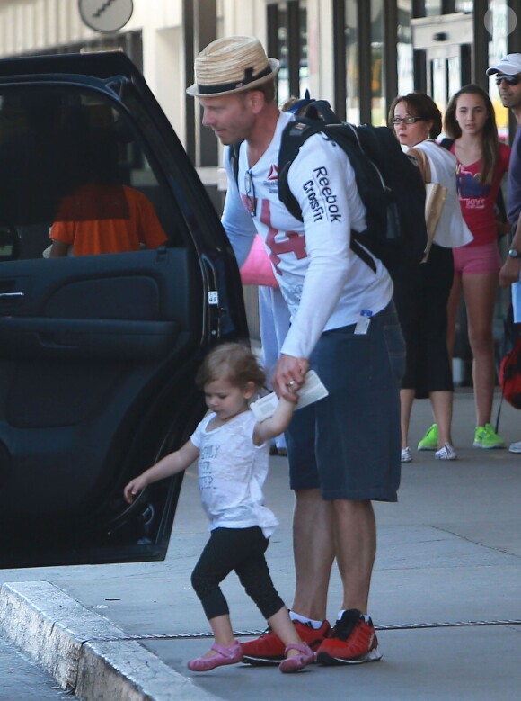 Exclusif - Ian Ziering, sa femme Erin Ludwig et leurs filles arrivent à l'aéroport de Los Angeles, le 29 août 2013.