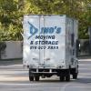 Un camion de déménagement est aperçu devant la maison de Khloé Kardashian et Lamar Odom dans le quartier de Tarzana à Los Angeles. Le 28 août 2013.