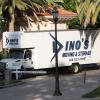 Un camion de déménagement est aperçu devant la maison de Khloé Kardashian et Lamar Odom dans le quartier de Tarzana à Los Angeles. Le 28 août 2013.