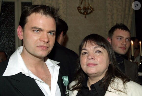 Clovic Cornillac et sa mère Myriam Boyer, en février 2005 à Paris.