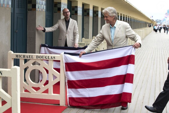 Michael Douglas et Steven Soderbergh inaugurent sa cabine sur les planches de Deauville, le 31 août 2013.